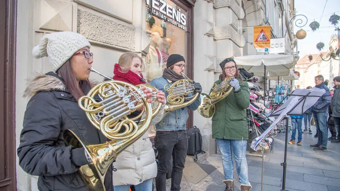 Schon am Vormittag stimmten Studierende der Kunstuni Graz Advent- und Weihnachtslieder in der Grazer Herrengasse an.