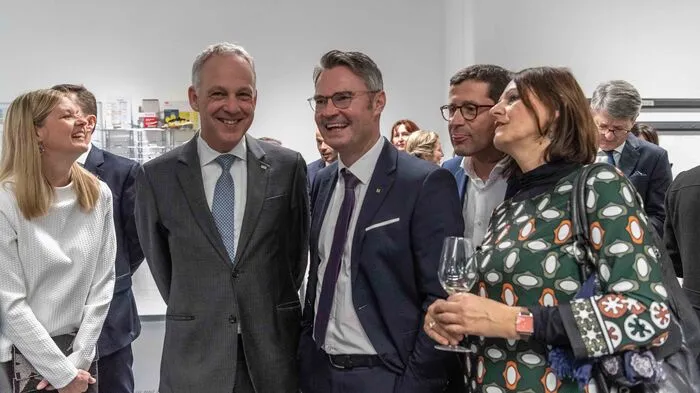 Gut 300 Gäste aus Politik, Wirtschaft, Kultur und Gesellschaft haben im Styria-Druckcenter in Graz-Messendorf das allererste Anrollen der brandneuen Druckmaschine gefeiert – und damit auch ihr Vertrauen in die gedruckte Zeitung demonstriert.