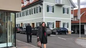 Andrea Pock kommt strahlend aus dem Gemeindeamt von St. Anna am Aigen