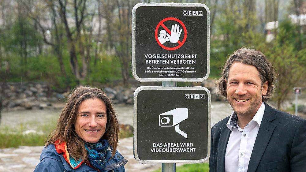 „Bitte das Schutzgebiet respektieren“: Daniela Bischof von der Grünraumabteilung und Ernst Albegger (Birdlife)