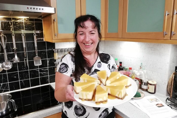 Montag - Renate, 49 Jahre. Vorspeise: Dreierlei vom Saibling: Tatar mit gebackenem Wachtelei mit flüssigem Kern; konfiert mit Blumenkohl-Mousseline; gebacken mit Kürbiskernen und Panko und Mango-Chutney. Hauptspeise: Hirschsteak mit österreichischer Süßwasser-Garnele, weißer Polenta mit Trüffel und Kerbelknolle. Nachspeise: Gebackene Apfelknödel mit Most-Schaum-Zabaione und Preiselbeeren-Gewürz-Ragout; dazu ein kleiner Cheesecake mit Salzkaramell und Eis
