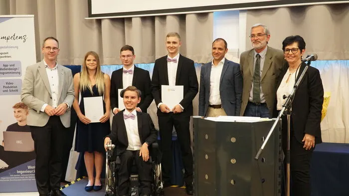 Für ihre Diplomarbeiten zum Thema "Auswirkungen des Klimawandels und anderer aktueller Krisen auf Unternehmen" wurden Niklas Lugitsch, Anne Schuttnig, Martin Schweigler und Simon Platzer aus der Klasse 5 A ausgezeichnet.    