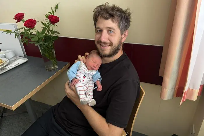Stolz hält Papa Markus Fuchs seinen kleinen Schatz in den Händen. Mit 2485 Gramm tat der junge Mann aus Mixnitz am 1. Juli den ersten Schrei. Überglücklich ist auch Mama Anna.
