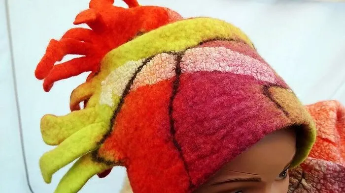 Viele der Stände des Designmarkts sind im Freien - praktisch, dass man sich gleich vor Ort schicke Hauben kaufen kann.