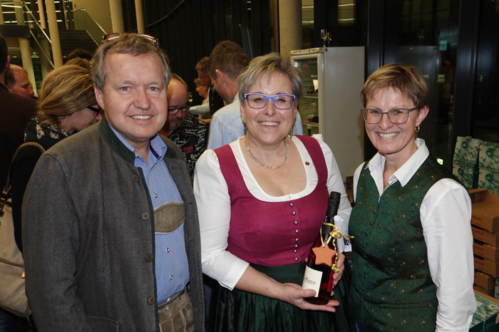 Die Präsidentin des Rotary- Clubs Weiz Andrea Ederer (in der Mitte) freute sich über den großartigen Besuch, dankte Fritz Kristoferitsch und seinen Musikern für ihre Unterstützung.