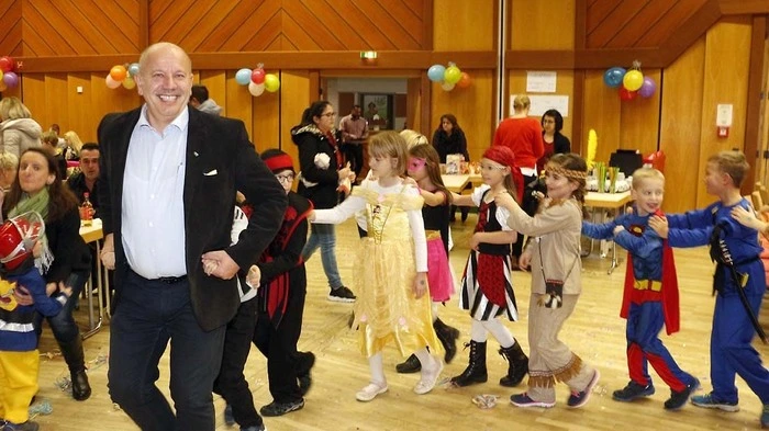 Mit einer lustigen Polonaise, Vizebürgermeister Johann Rath als "Lokomotive"...