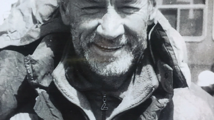 Leo Schlömmer ist am 14. April 1936 geboren. Er wuchs auf einem Bauernhof in Bad Mitterndorf auf und entwickelte schon früh eine Liebe zum Alpinismus. Seine Hausberge waren Grimming und Dachstein.
