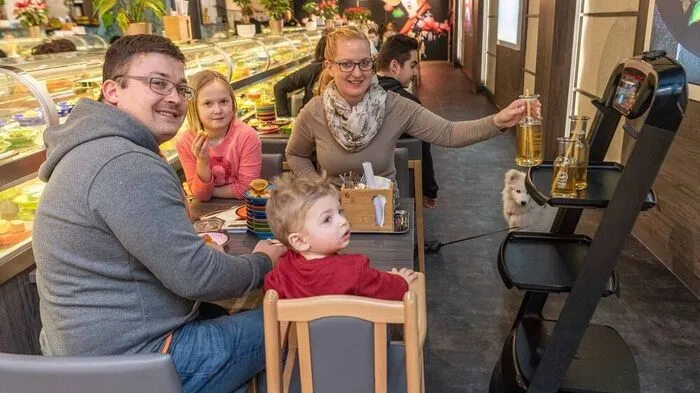 Besonders für Kinder ein Spaß, wenn die Getränke vom Roboter zum Tisch gebracht werden.