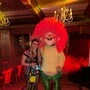 Der Pumuckl im Fasching (alias Franz Pöckelhofer, am Foto mit seiner Tochter)