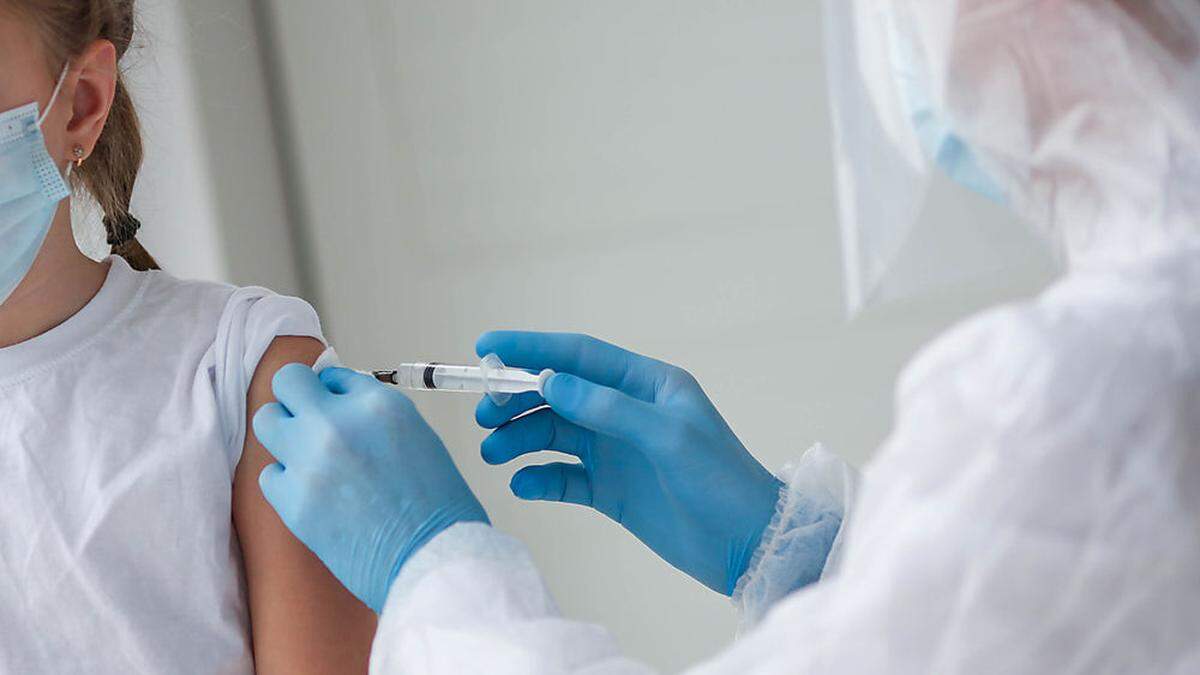 Moderna ist, wenn die Zulassungserweiterung erteilt wird, der zweite Impfstoff, der in der EU für über 12-Jährige verfügbar ist. 