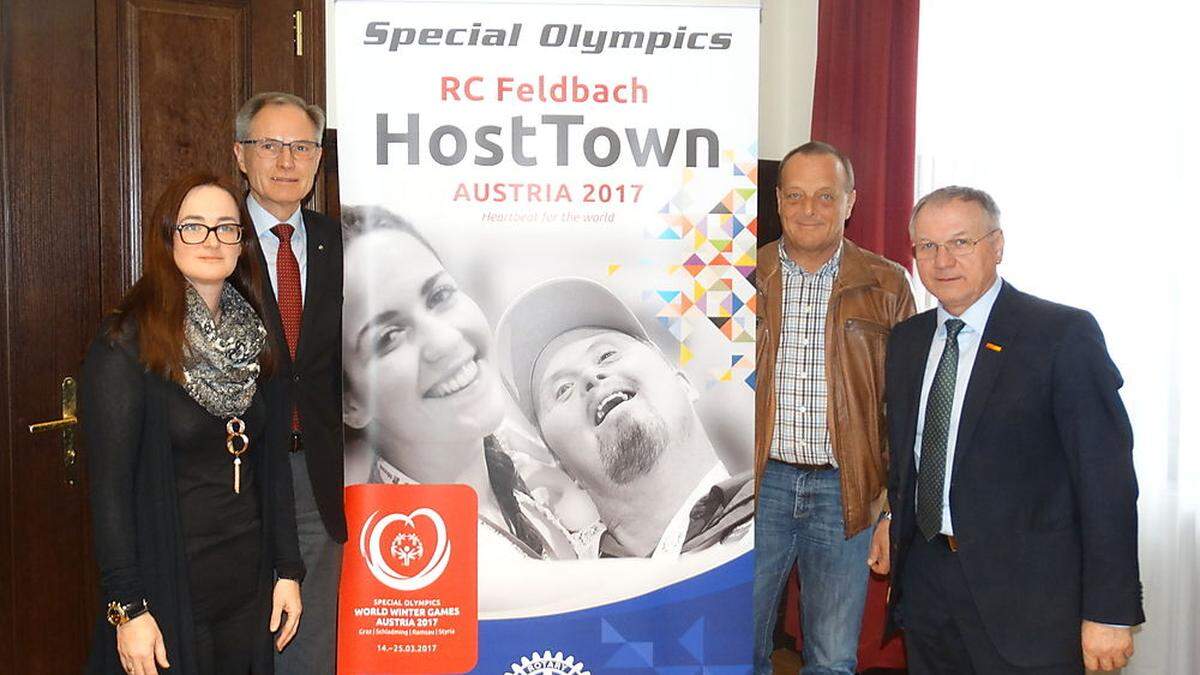 Lydia Stößl (Stadtgemeinde Feldbach), Manfred Krasnitzer (Rotary Club Feldbach), Franz Lafer (Postenkommandant), Josef Ober (Bürgermeister von Feldbach) (v.l.n.r.)