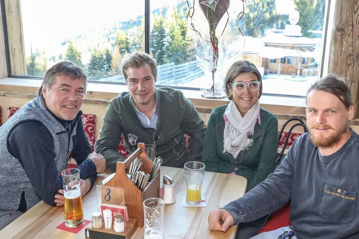 Unter den geladenen Eröffnungsgästen: Helmut Höflehner (links), ehemaliger Abfahrts-Weltcupsieger.