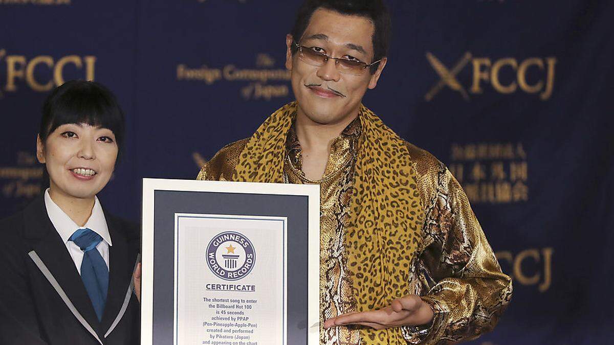 Der japanische Künstler Piko Taro mit dem Rekord-Zertifikat. 