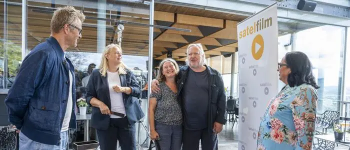 Stadtpolitik trifft Fernsehermittler am Set von SOKO Donau in der Sky Bar am Schloßberg: Heinrich Ambrosch von Satel-Film, Stadträtin Claudia Unger, Bürgermeisterin Elke Kahr sowie die TV-Star Gregor Seberg und Maria Happel