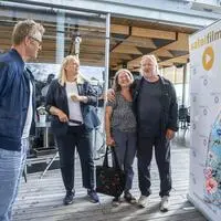 Stadtpolitik trifft Fernsehermittler am Set von SOKO Donau in der Sky Bar am Schloßberg: Heinrich Ambrosch von Satel-Film, Stadträtin Claudia Unger, Bürgermeisterin Elke Kahr sowie die TV-Star Gregor Seberg und Maria Happel