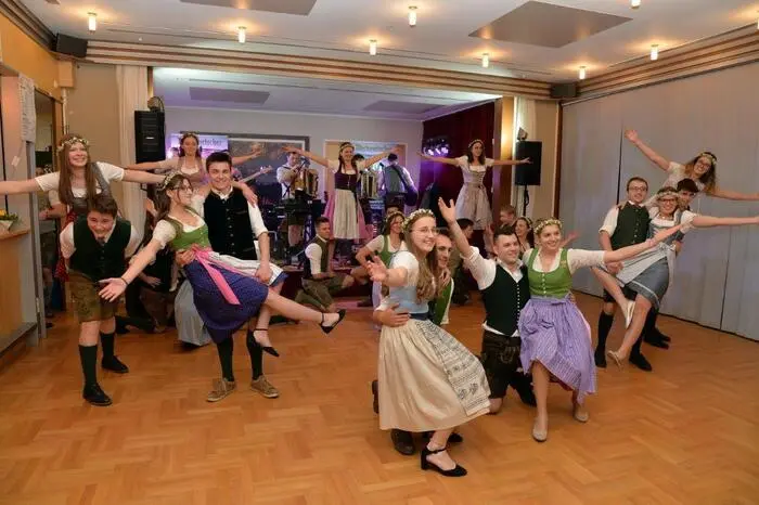  Einstudiert wurde die Polonaise in bewährter Weise von Mitglied Marlene Starchl.