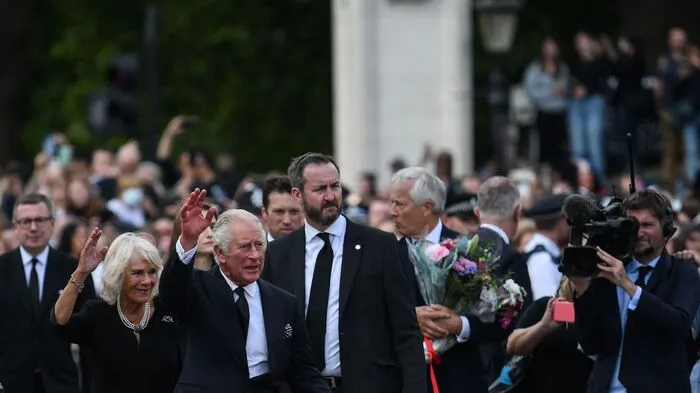 Der neue britische König Charles III. ist bei seiner Ankunft in London von Tausenden jubelnden Landsleuten empfangen worden
