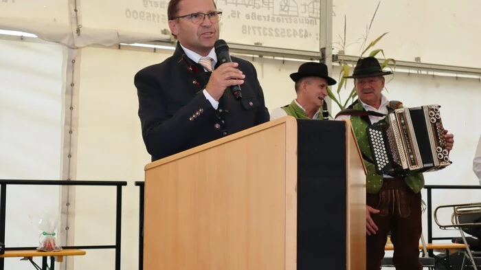 Bürgermeister Karl Markut eröffnete das Apfelfest.