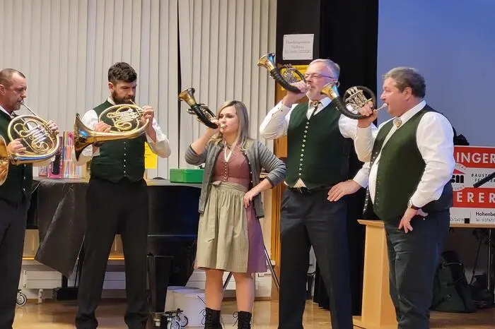 Nach einer Begrüßung durch die Jagdhornbläsergruppe Erzherzog Johann zeigte die Landjugend Umkreis Mariazell eine zweiteilige Polonaise. 