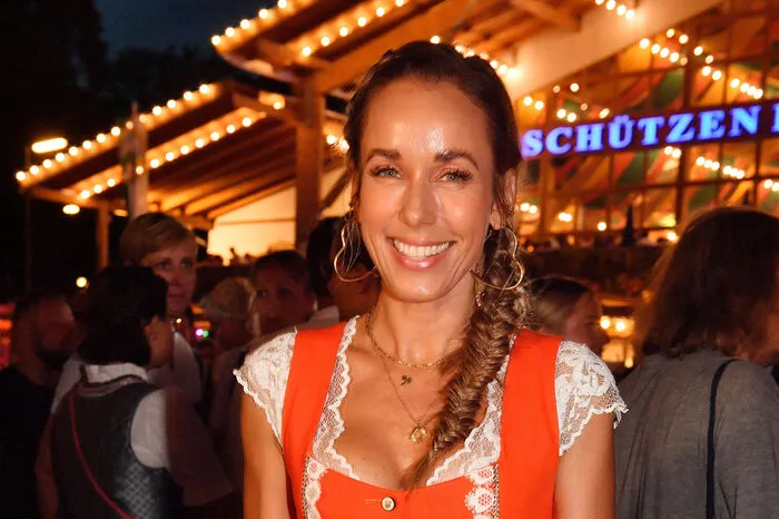 Moderatorin Annemarie Carpendale zauberte die Wiesn ein breites Grinsen ins Gesicht.