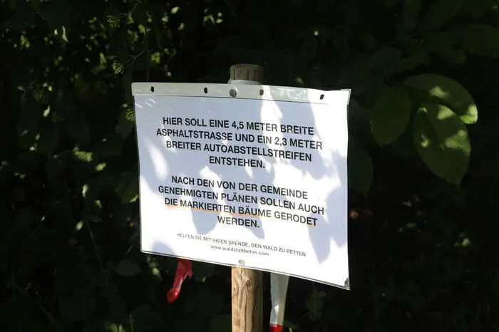 Vor dem Eingang zum Wald findet man diese Tafel ...