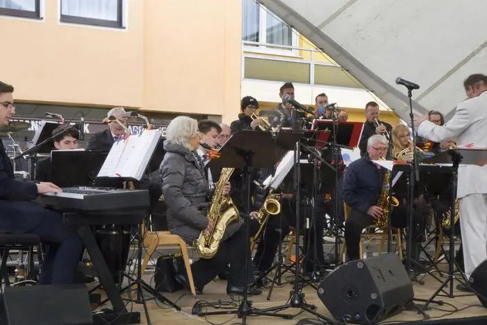 Musikalisch spannte die Big Band einen breiten Bogen durch verschiedenste Genres: Von klassischen Big-Band-Oldies über bekannte Filmmusik und Musicalmelodien bis hin zu Pop-, Rock- und Soul-Nummern war für jeden Geschmack etwas dabei. 