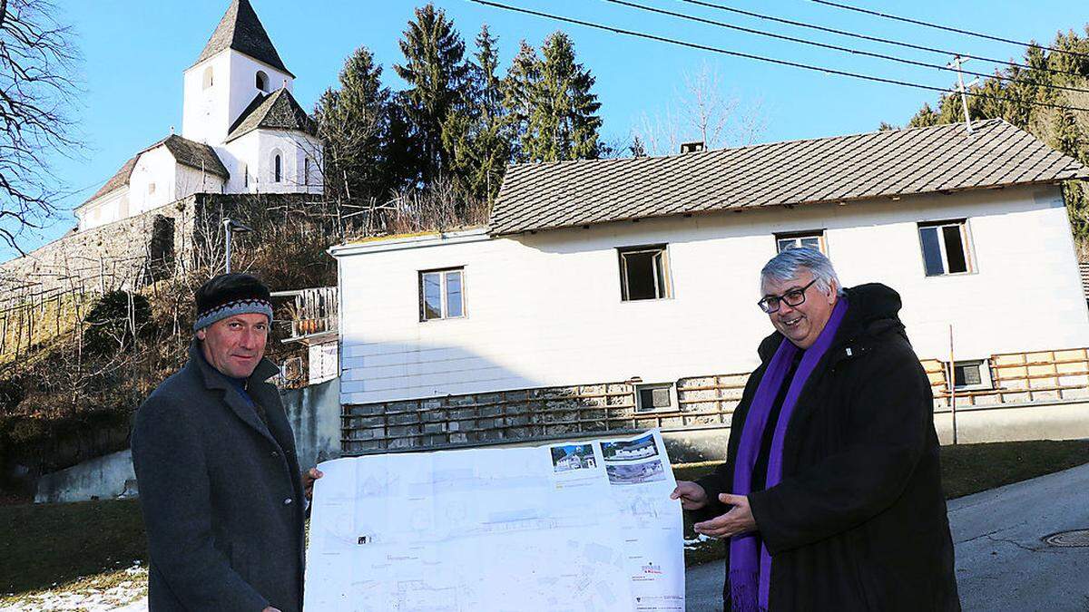 Gerhard Blasge (links) und Bruder Wolfgang Gracher zeigen, wo der neue Pfarrhof errichtet wird