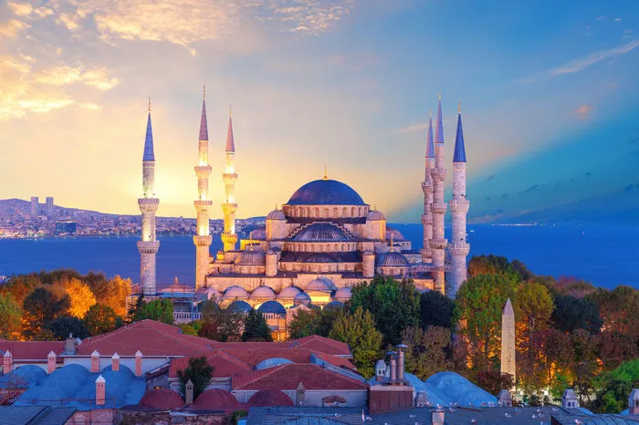 Die Sultan-Ahmed-Moschee, in Europa auch als Blaue Moschee genannt, ist ein Hauptwerk der osmanischen Kultur und zeichnet sich durch die blau-weißen Fliesen aus, die die Kuppel und die Mauern des Gebäudes zieren. Sie wurden allerdings erst nach der offiziellen Fertigstellung des Baus angebracht wurden.