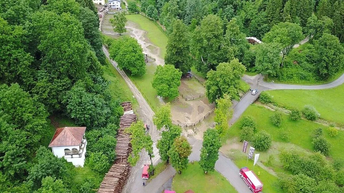 Die Feuerwehrleute müssen in Griffen eine Mure unter Kontrolle bringen