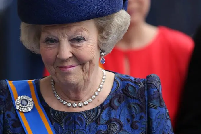 epa03682854 Princess Beatrix leaves the church after the investiture of the country's new King at the Nieuwe Kerk (New Church) in Amsterdam, The Netherlands, 30 April 2013. Royal Highness Princess Beatrix of the Netherlands in an official act on 30 April signed her abdication to leave the Dutch throne to her eldest son Prince Willem-Alexander who became the new King of the Netherlands the same day. Dutch King Willem-Alexander becomes the first male monarch in the country in 123 years.  EPA/JASPER JUINEN / POOL