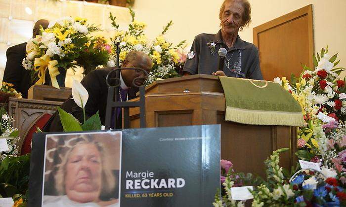 Antonio Bosco, der Ehemann von Margie Reckard, eröffnete den Gedenkgottesdienst 