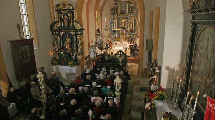 Die Wallfahrtskirche St. Leonhard war zum Bersten voll.