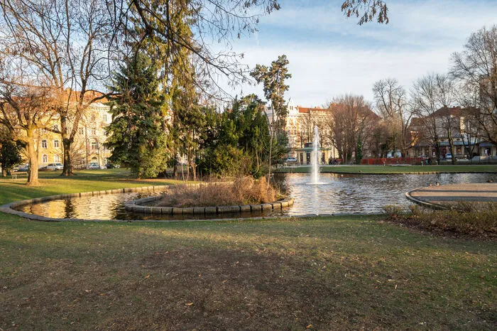 Am Spielplatz und am Fußballplatz spielten und kickten Jugendliche unbeirrt und unbehelligt vom Polizeieinsatz. Eine Beobachtung von Parkbesuchern: die Wiesen präsentierten sich leerer als sonst.