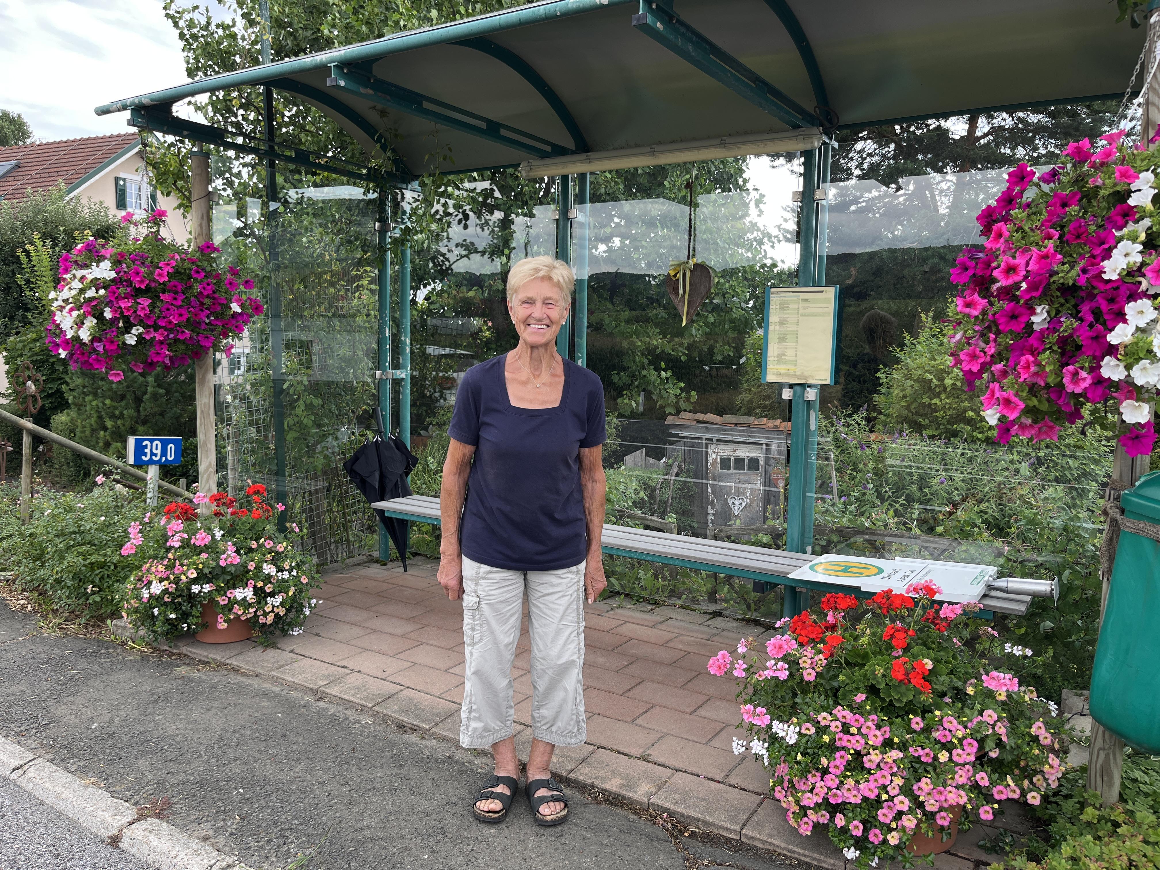 Elisabeth Matzhold vor der Bushaltestelle in Dirnbach, die sie seit Jahrzehnten jeden Sommer aufs Neue in ein Blumenparadies verwandelt