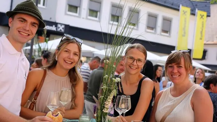 Unter weit ausladenden Baumkronen, zwischen Parkrasen und Springbrunnen wurde der Passailer Hauptplatz zur großen Tafel. Landwirte und Gastronomen aus der Region servierten beim „Happerl Essen“ ihre Spezialitäten: vom klassischen Sterz und Mulbratl mit Kren über Mehlspeisen bis zu Yak-Gerichten.