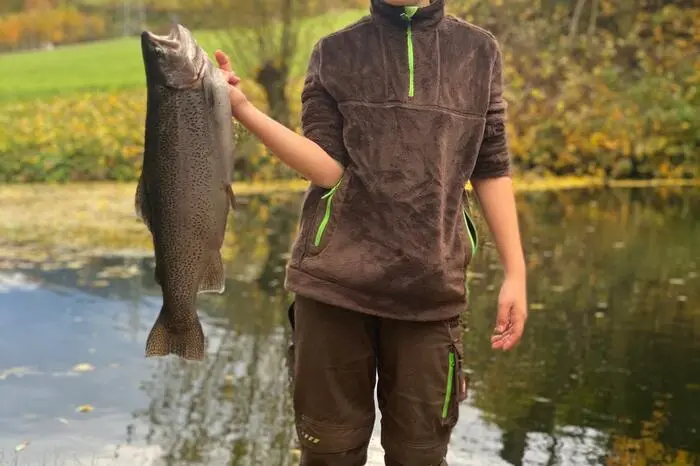 Die Herbstferien nutzte Simon, um mit seinem Papa Paul Pucher aus Kalwang zu fischen