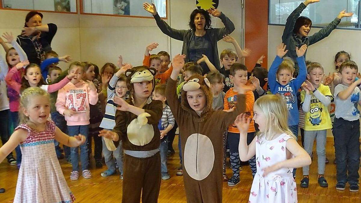 Die Kinder des Birkfedler Kindergartens beim Proben von gesang und Choreografie für das Bezirksjugendsingen