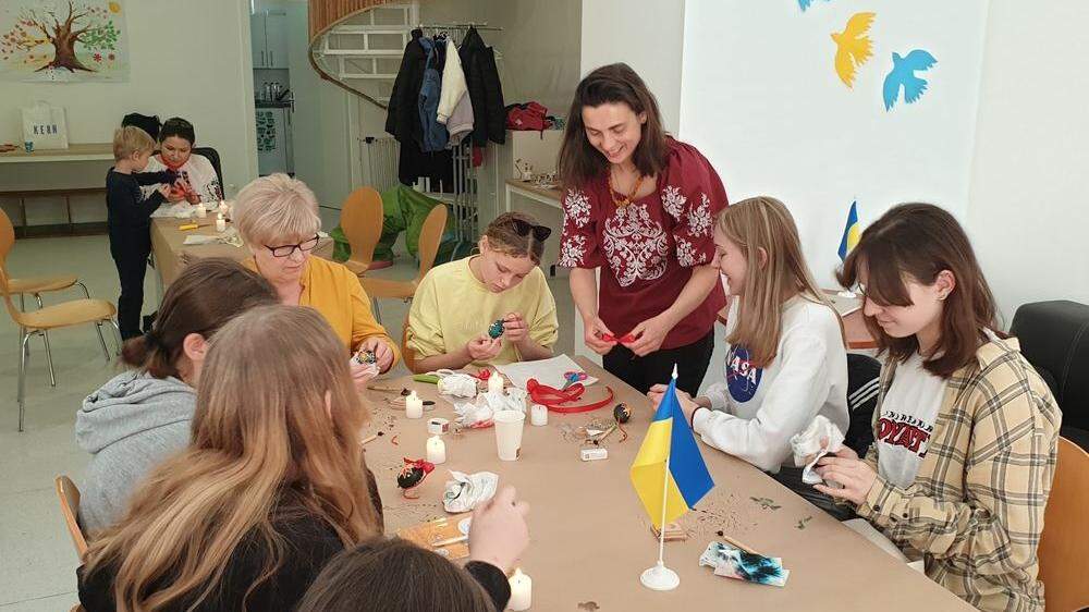 Liudmyla Pihorych (stehend) erklärt, wie die traditionelle ukrainische Eierfärbetechnik funktioniert