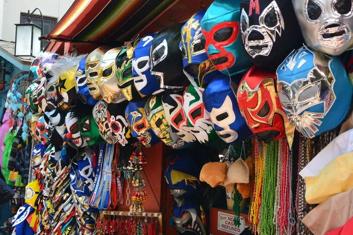 Mit Einheimischen um die Wette jubeln kann man beim „Lucha Libre“, dem mexikanischen Wrestling. Die Sportler mit den bunten Masken wirbeln mit Vorliebe ihre Gegner und sich selbst durch die Lüfte. Bewundern lässt sich das Spektakel in der Arena México. Achtung, hier herrscht striktes Kameraverbot! Foto-Fans buchen eine Tour hinter die Kulissen dazu.