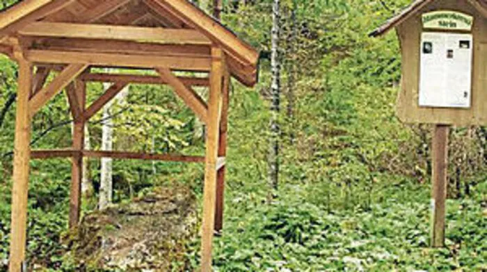 Der überdachte Stein und die Erklärungstafel
