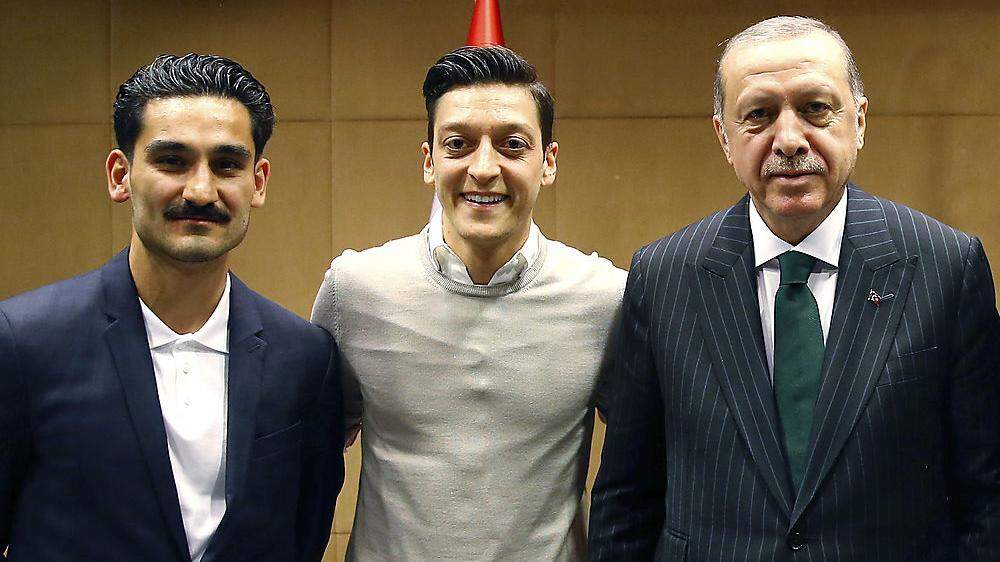 Die deutschen Teamspieler Ilkay Gündogan und Mesut Özil haben sich mit dem türkischen Präsidenten Recep Tayyip Erdogan (von links) getroffen und für Unmut gesorgt