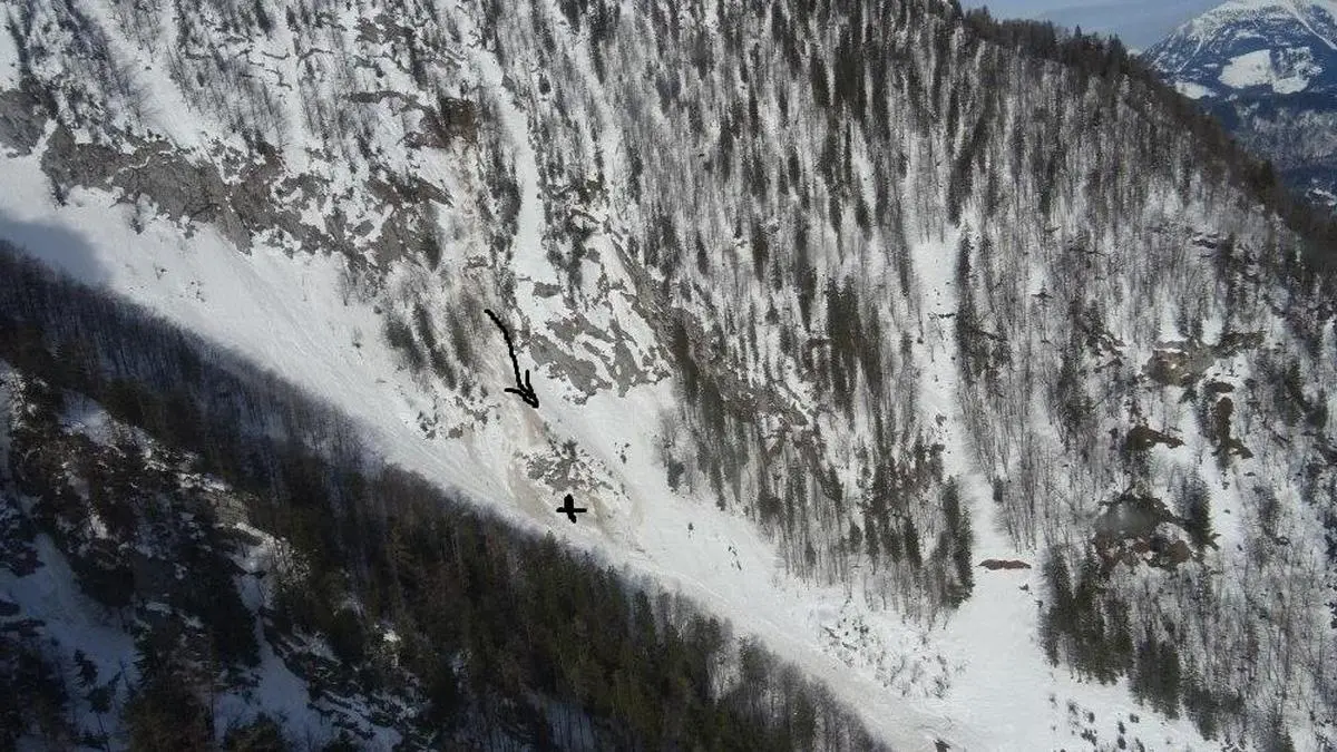 An dieser Stelle (siehe Markierung) gingen Lawine und Felssturz ab