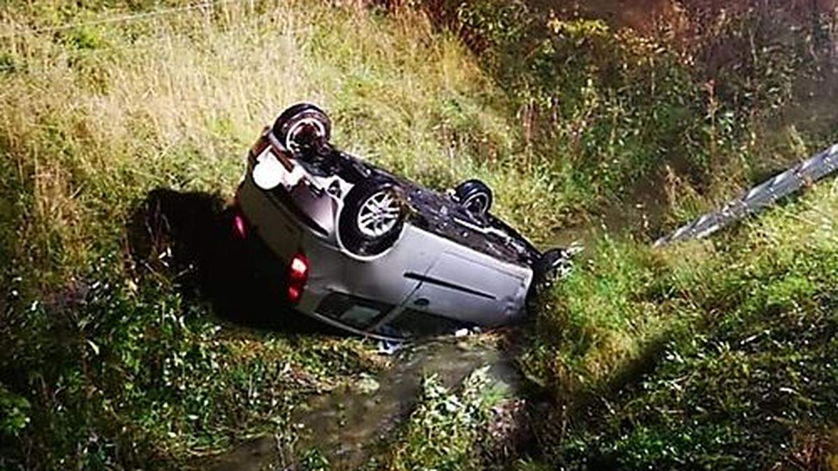 Der Unfallwagen kam auf dem Dach im Bachbett zu liegen