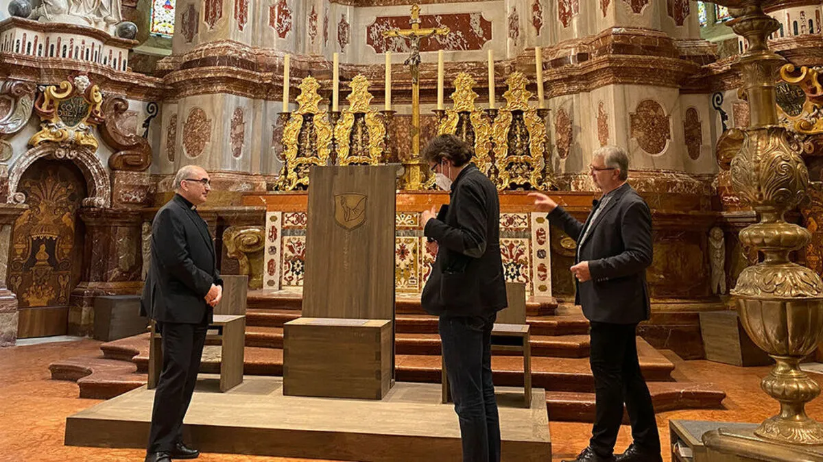 Bischof Krautwaschl führt per Video mit Diözesankonservator Heimo Kaindl durch den neu renovierten Grazer Dom