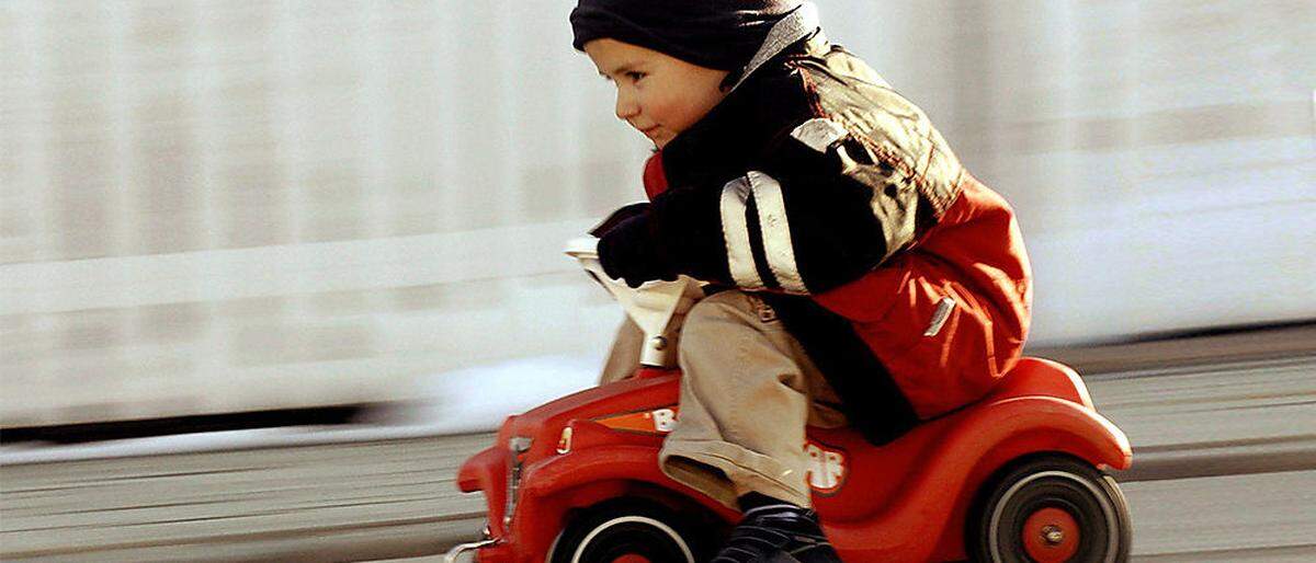 Kindheit am kleinen roten Flitzer: Am Bobby-Car beginnt der Traum vom Autofahren