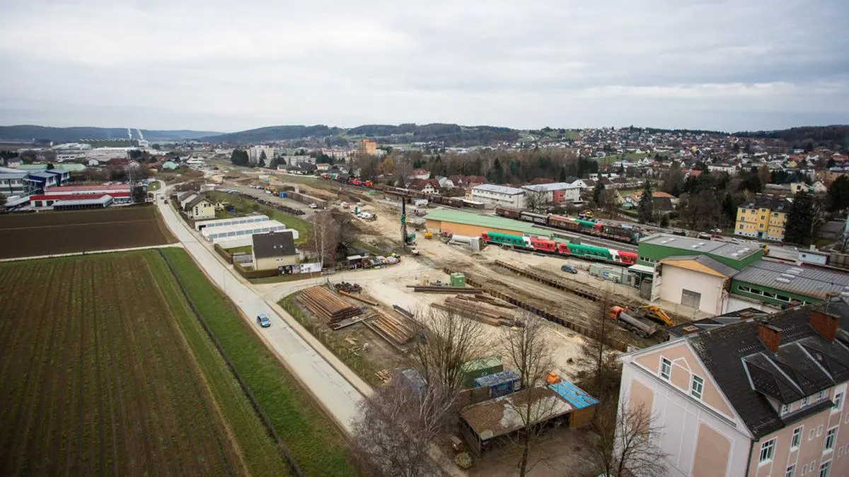 Blick auf die Franz-Pichler-Straße Richtung LKH Weiz. Auf der Baustelle der Ortsdurchfahrt werden Spundwände zur Grubensicherung eingesetzt