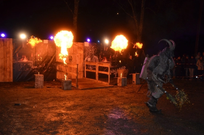Die Joglland Teifl zeigten eine imposante Feuershow. Neben den Perchten heizten Glühwein, Rumtee und Tee den Besuchern ein. Nach der dem Perchtenlauf ging das Feiern bei der anschließenden Jägermeisterparty noch lange weiter.