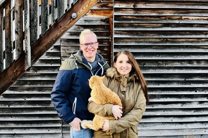 Johann Reiter und Nina Tieber mit früher Haus-, jetzt Hofkater "Charlie"