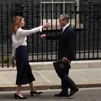 Keir Starmer mit Gattin Victoria nach der Rücktrittsankündigung