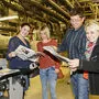 Leser mit der ersten Ausgabe der neuen Zeitung: "Mehr Übersichtlichkeit!"